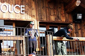 an image of a saxophone player folie douce val thorens