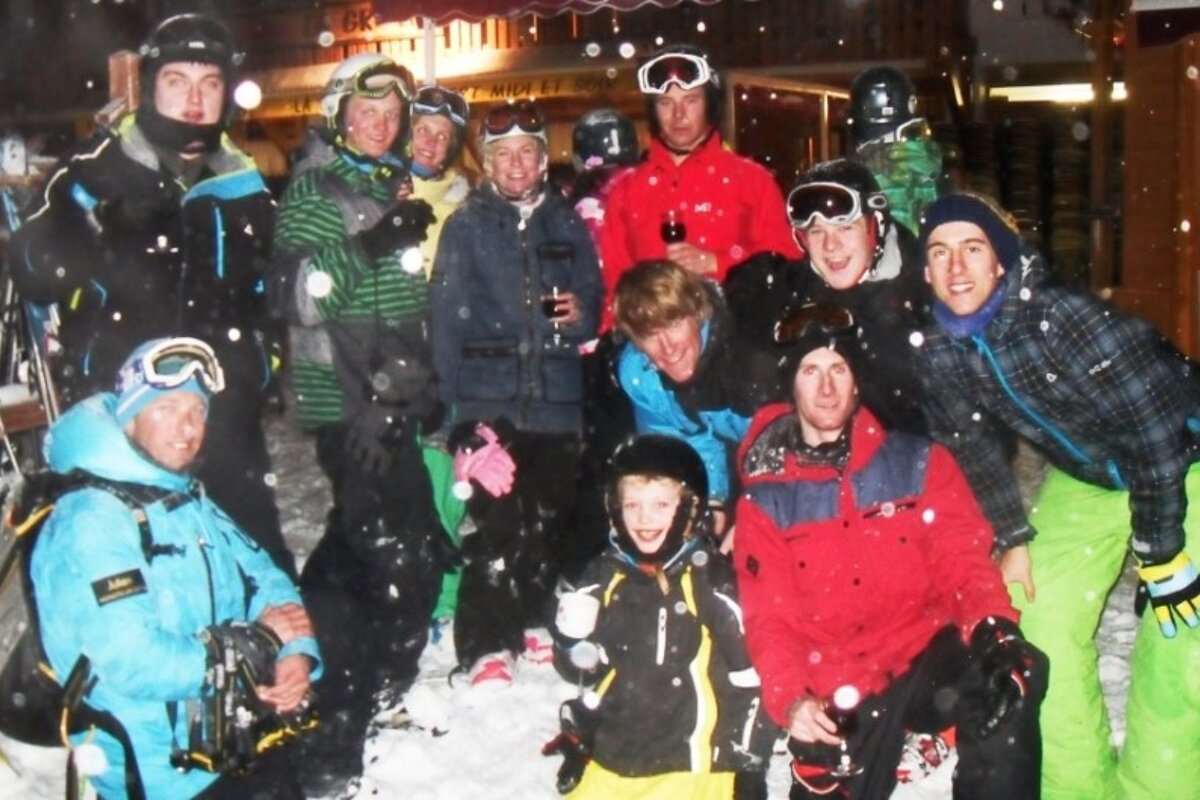 an image of skiers outside a bar drinking vin chaud