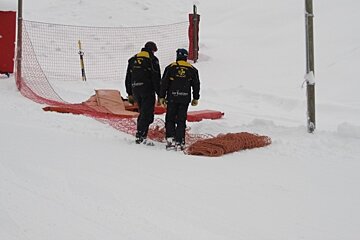 pisteurs putting up netting