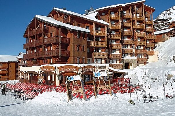 a large apartment building in val thorens