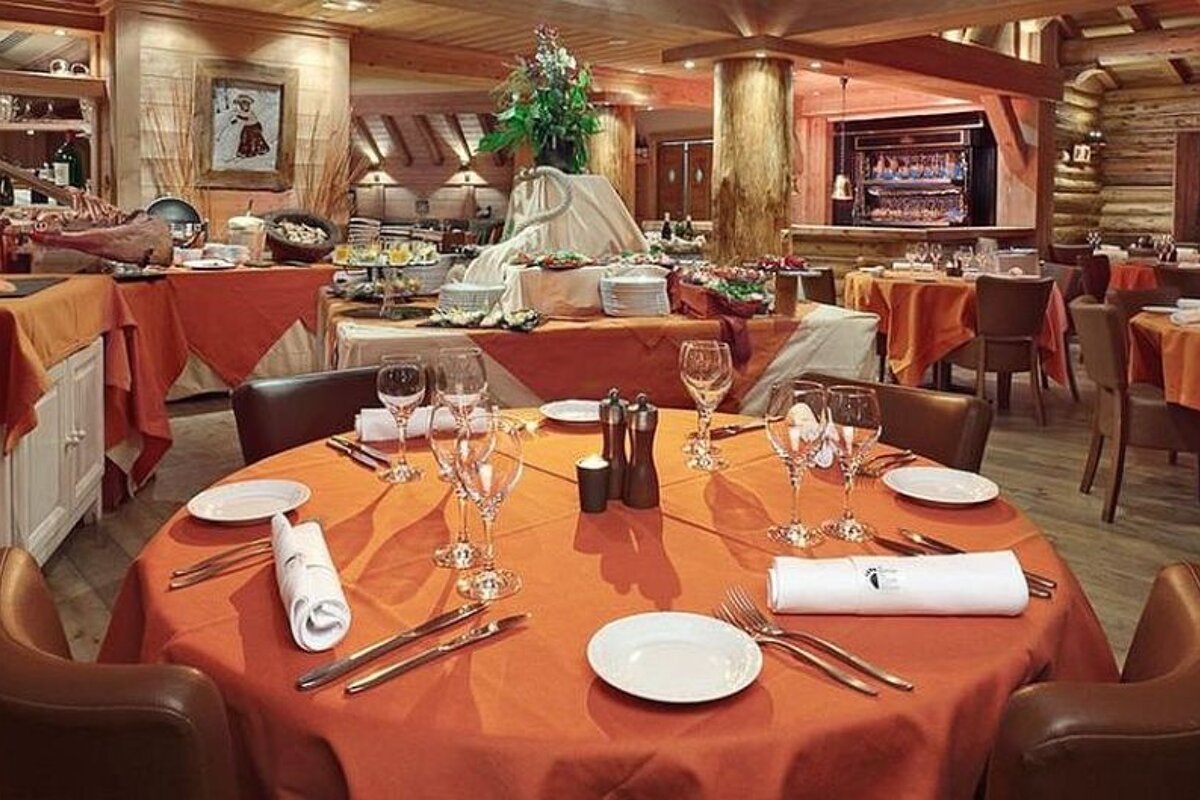 An image of a logo for a ski resort restaurant apres-ski bar in Val d'Isere