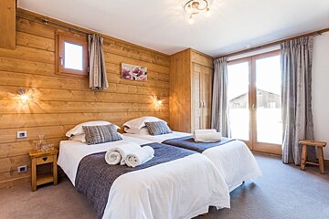 Catered Chalet with Hot Tub & Spa Facilities, w/c 13 Jan 2018 twin bedroom