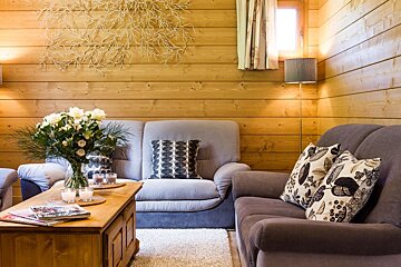 Catered Chalet with Hot Tub & Spa Facilities, w/c 13 Jan 2018 lounge