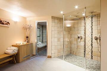 Catered Chalet with Hot Tub & Spa Facilities, w/c 13 Jan 2018 spa