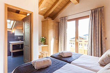 Catered Chalet with Hot Tub & Spa Facilities, w/c 13 Jan 2018 twin bedroom