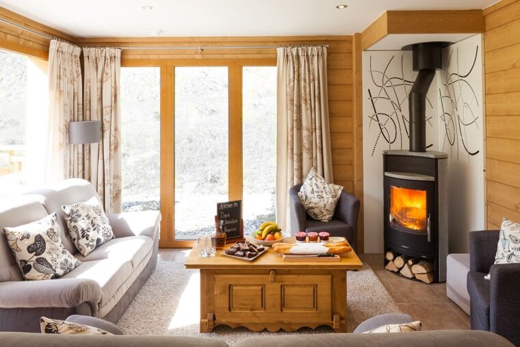 Catered Chalet with Hot Tub & Spa Facilities, w/c 13 Jan 2018 lounge