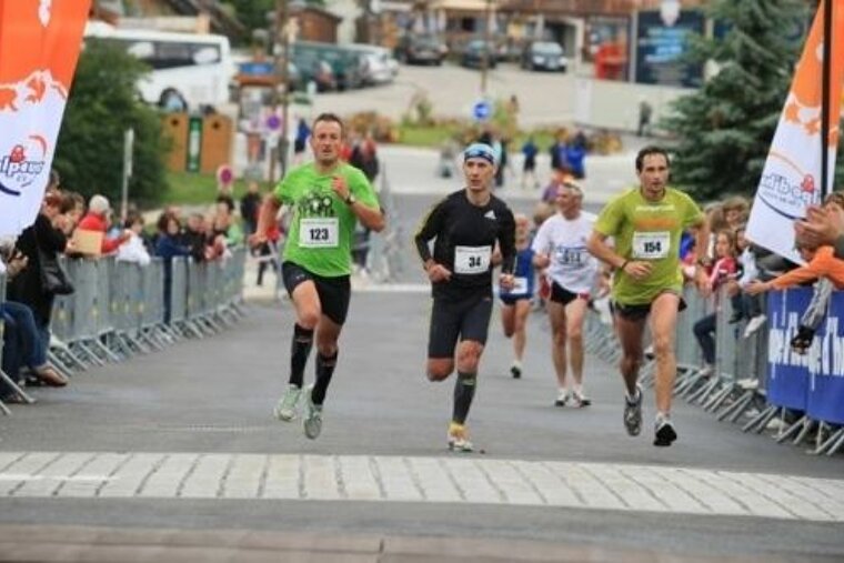 Runners entering Alp d'Huez after ameauter 21 race