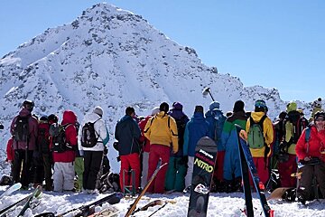 Skiers in front of Bec des Rosses Xtreme Verbier
