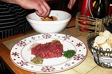 an image of steak tartare
