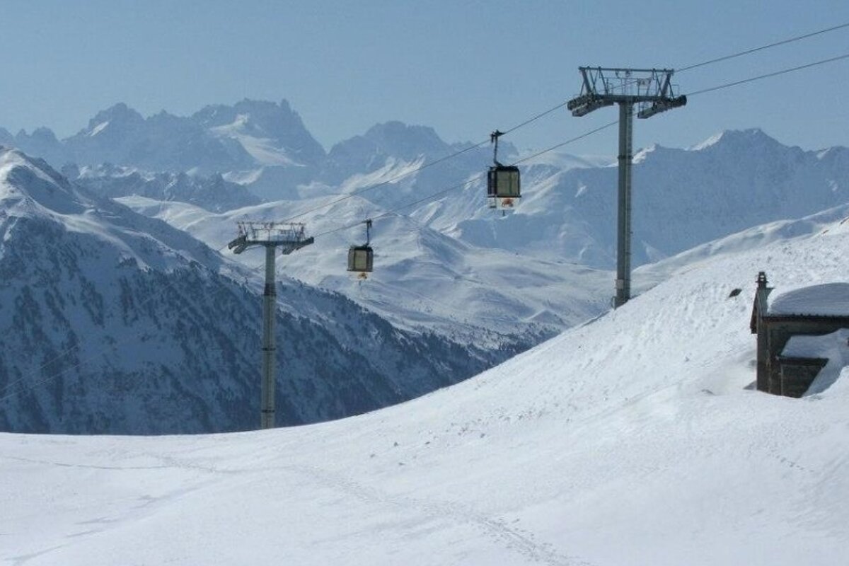 an image of a gondola in the 3 valleys