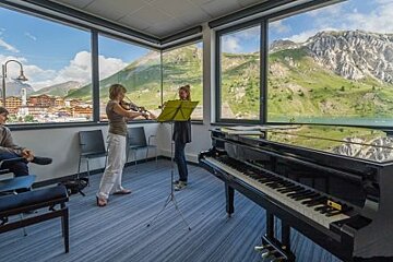 Room with piano Tignespace