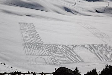 an image of simon beck snow art les arcs