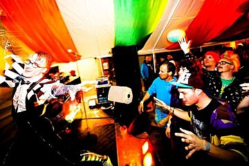 An image of a band playing at an apres-ski bar in Chamonix Mont Blanc
