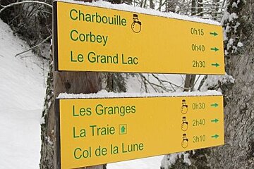 walking path sign meribel
