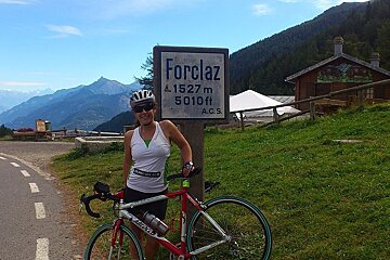 An image of a cyclist on a mountain road in Trient Switzerland