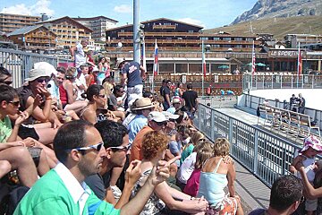 A group of people sitting in front of a sign that says le sportif