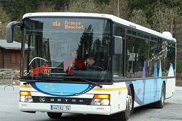 A blue and white bus with the number u13 on the front