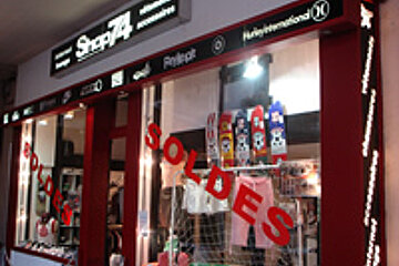 A store front with a sign that says soldes