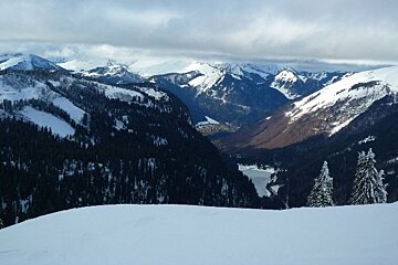 views of mountains and Lac Montriond