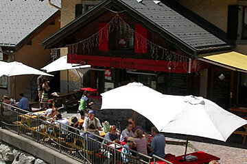 A restaurant with a sign that says illy on it