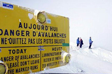 A yellow sign warns of avalanches today