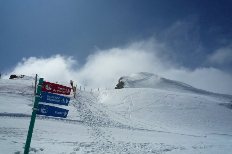 A snowy mountain with a sign that says foret on it