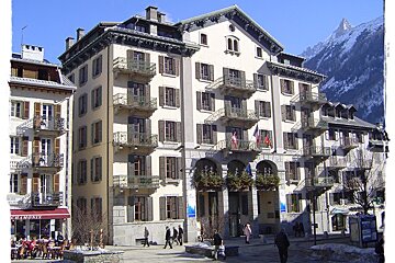 A building with a red awning that says ' banque ' on it