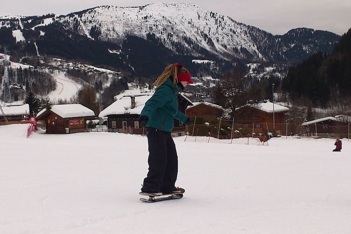 An image of a girl snow skating in Les Houches