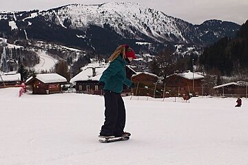 An image of a girl snow skating in Les Houches