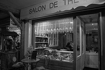 A black and white photo of salon de the