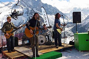 An image of a band playing at a mountain restaurant