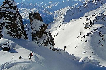 An image of clients skiing off piste with Bureau des Guides de Meribel