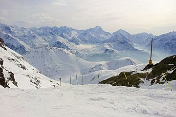Sarren piste with view south towards Les Deux Alpes