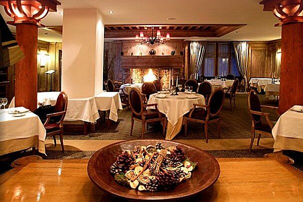 A bowl of pine cones sits on a table in a restaurant