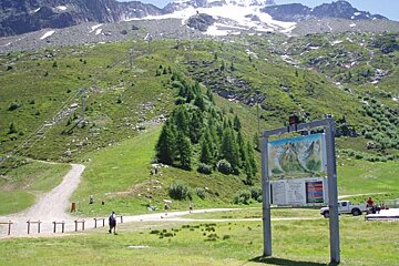 A sign that says ' montagne ' on it in front of a mountain