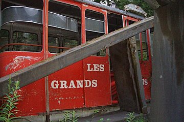 A red bus with the words les grands on the side