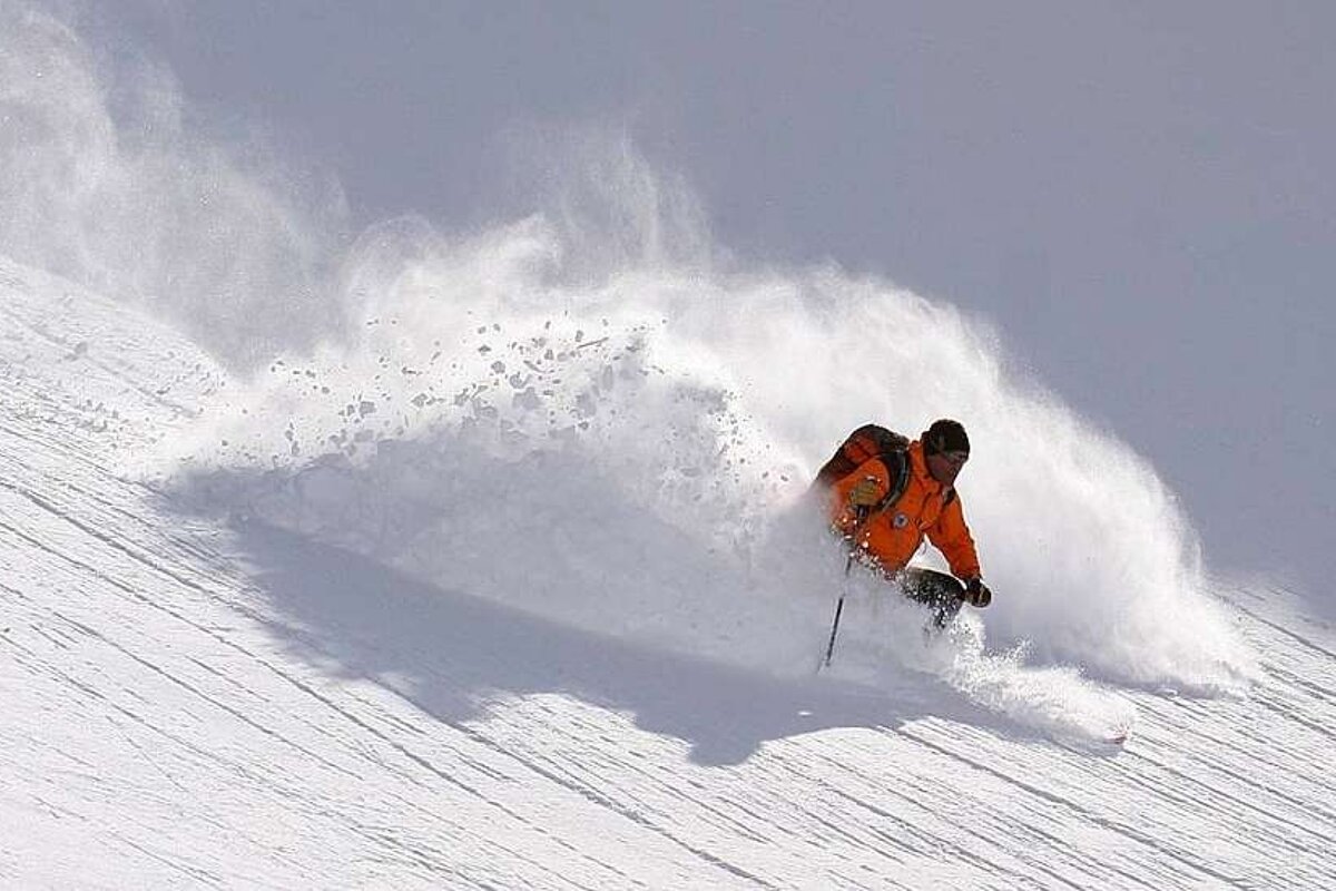 An image of clients skiing off piste with Bureau des Guides de Meribel