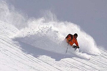 An image of clients skiing off piste with Bureau des Guides de Meribel