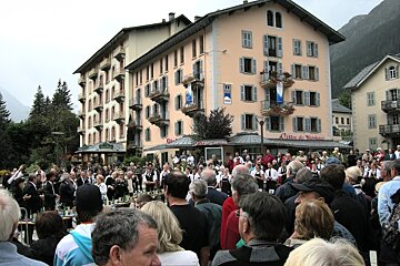 A large group of people are gathered in front of a building that says ville de montblanc