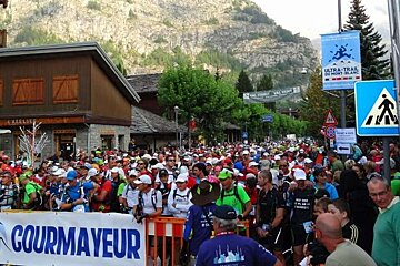An image of Ultra Trail du Mont runners in Courmayeur