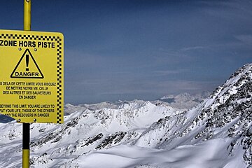 An image of a warning sign by some off-piste in Orelle