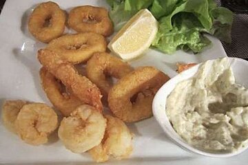 The deep fried calamari and prawns