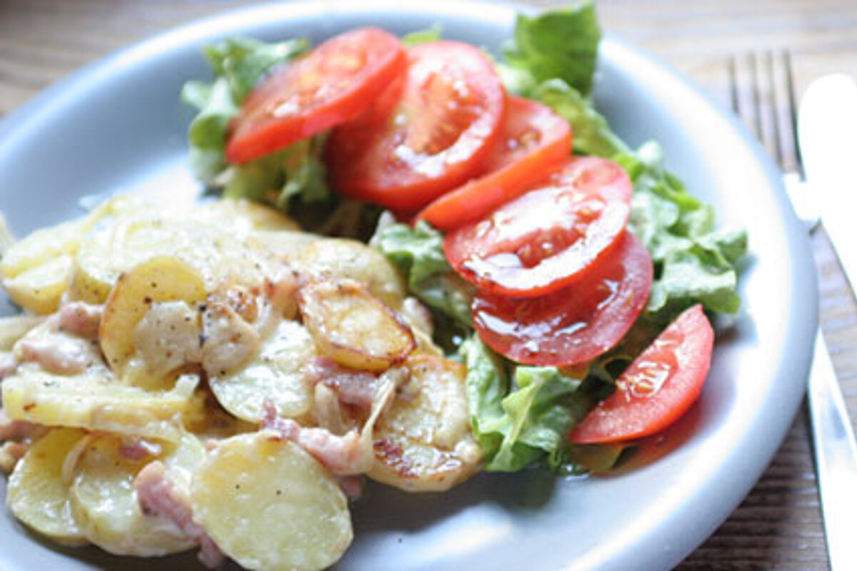 A plate of food with tomatoes and lettuce on it