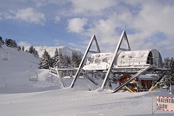 A ski lift with the word cretes on it