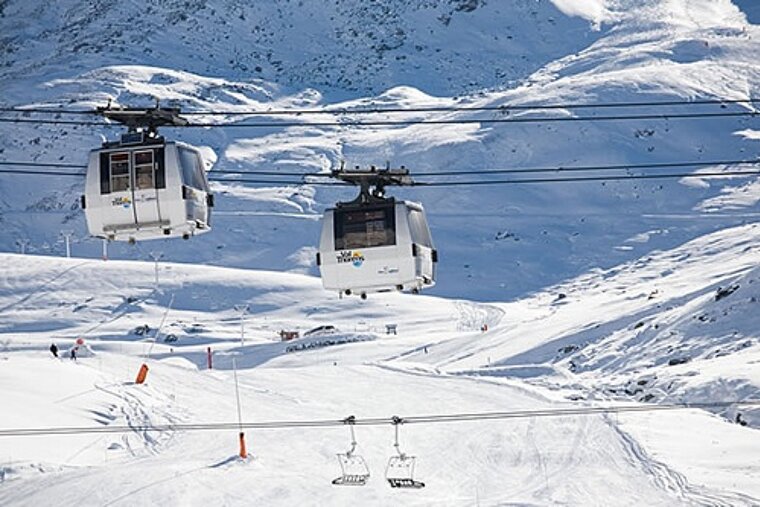 A ski lift with the word tour on it