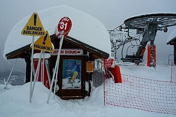 A sign that says danger avalanches on it