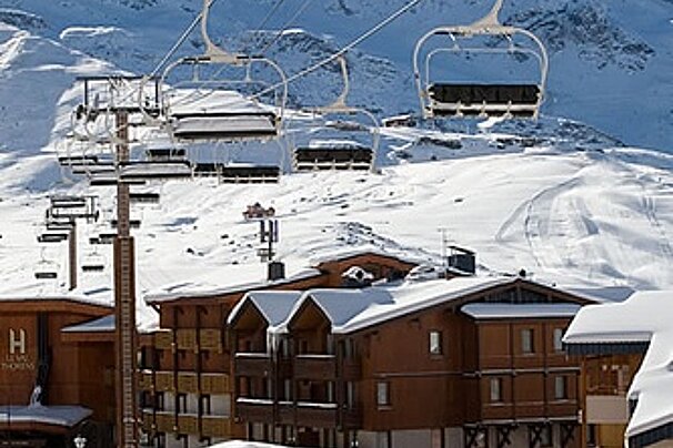 The letter h is on the building in the snow