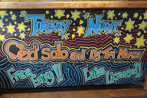 Blackboard advertising Ed Solo playing at Le Pub