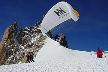 an image of a person taking off parapenting with a white sail