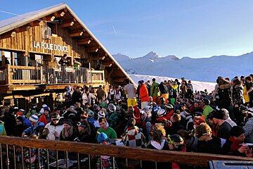 An image of the dancefloor at La Folie Douce